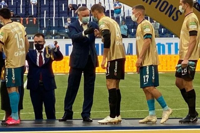 Футболисты «Зенита» получили кубок чемпиона России