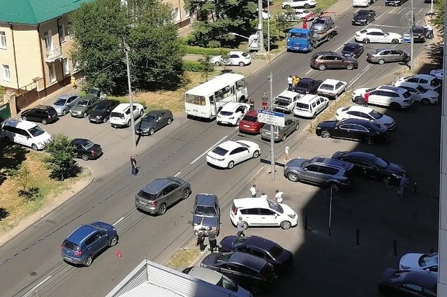 Три ДТП с 7 автомобилями перекрыли часть улицы Дзержинского в Ставрополе