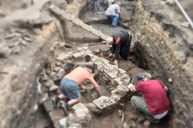 Старинную постройку обнаружили археологи под дорогой в Пскове