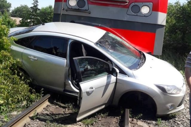 В Оренбурге автомобиль попал под грузовой состав
