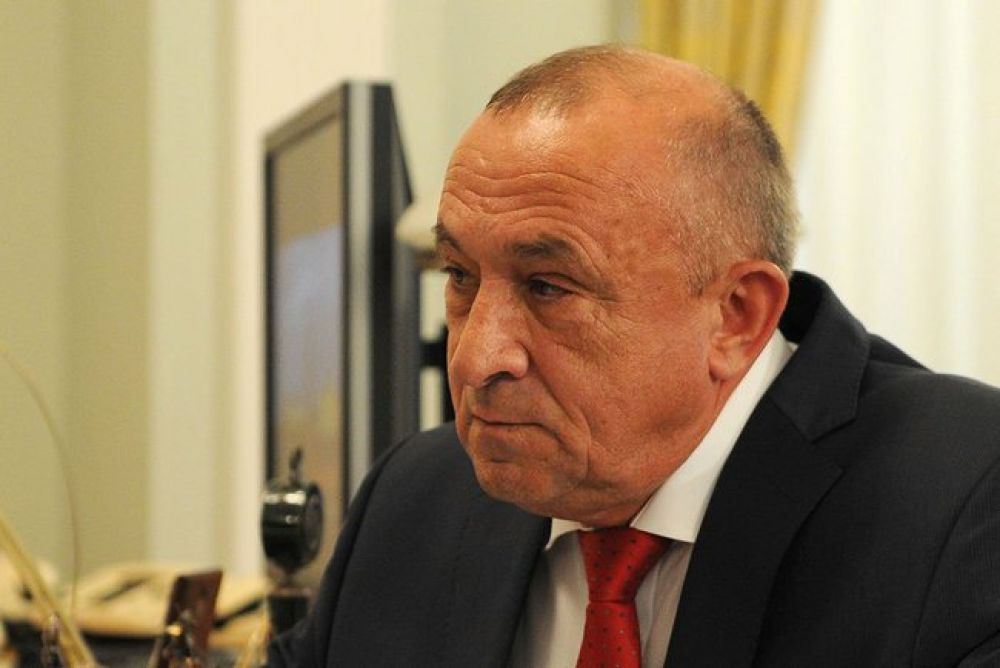 Александр Соловьев, Удмуртия. В 2017 году против Соловьева было возбуждено уголовное дело. Бывшего главу Удмуртии обвиняют в получении взяток на сумму 139 млн руб. от строителей мостов через Каму и Буй.