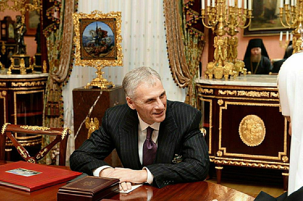 Александр Хорошавин, Сахалинская область. В 2018 году губернатор был признан виновным в получении взяток и приговорен к 13 годам строгого режима, а также к штрафу в 500 миллионов рублей. Следствие отмечает, что Хорошавин и его сообщники брали денежные суммы от лиц, намеревавшихся участвовать в выборах гордумы Южно-Сахалинска. Свою вину бывший чиновник не признал.