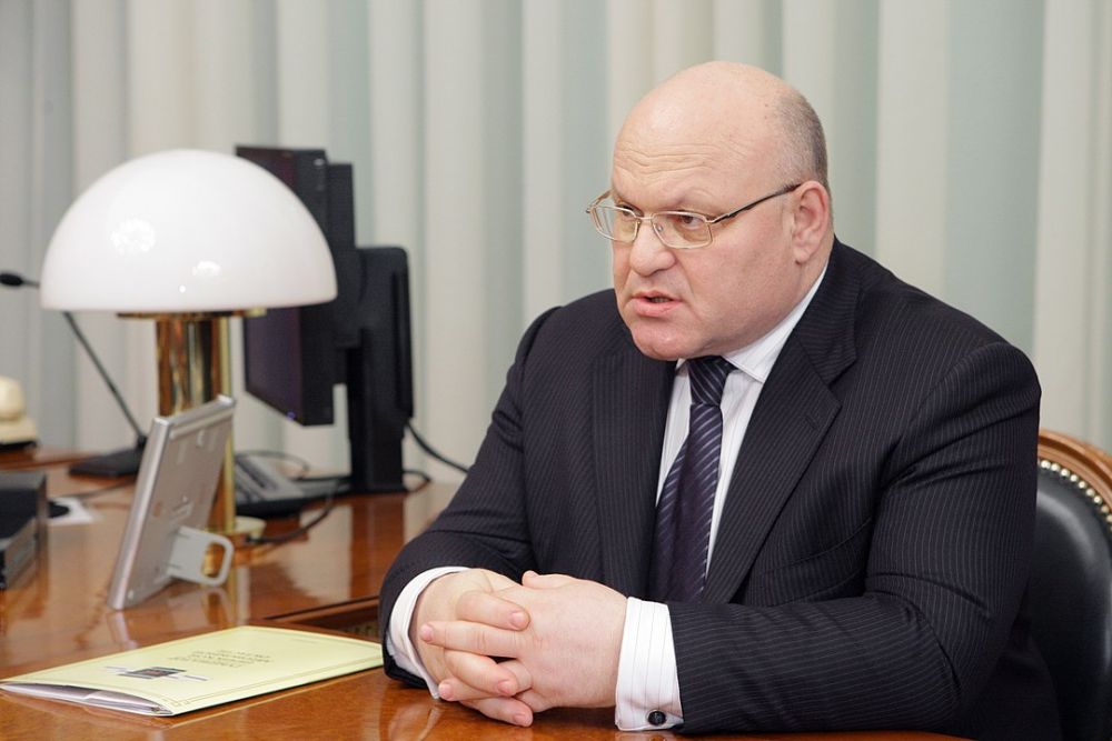 Александр Винников, Еврейская автономная область. За злоупотребление должностными полномочиями, повлекшими существенный ущерб для областного бюджета, чиновника лишили свободы на четыре года условно. По версии следствия, несколько лет назад Александр Винников решил «освоить» часть средств, выделенных дотационному региону федеральным центром на приобретение медицинского оборудования. Приговор был обжалован, рассмотрение дела продолжается.