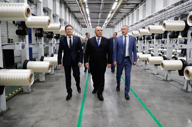 Председатель правительства РФ Михаил Мишустин осматривает завод по производству углеродного волокна ООО «Алабуга-Волокно».