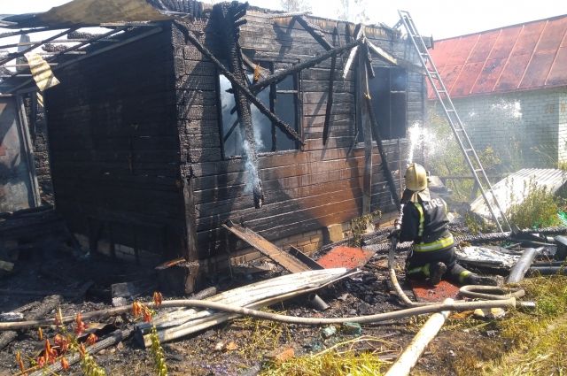 В Струнино сгорел дачный домик: пострадал мужчина