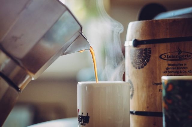 Названа главная опасность употребления кофе в жару