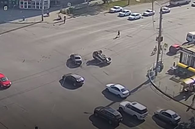 Два человека пострадали при опрокидывании автомобиля в Челябинске