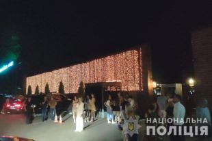 Под Киевом закрыли ночной клуб, где более 500 человек отдыхали без масок