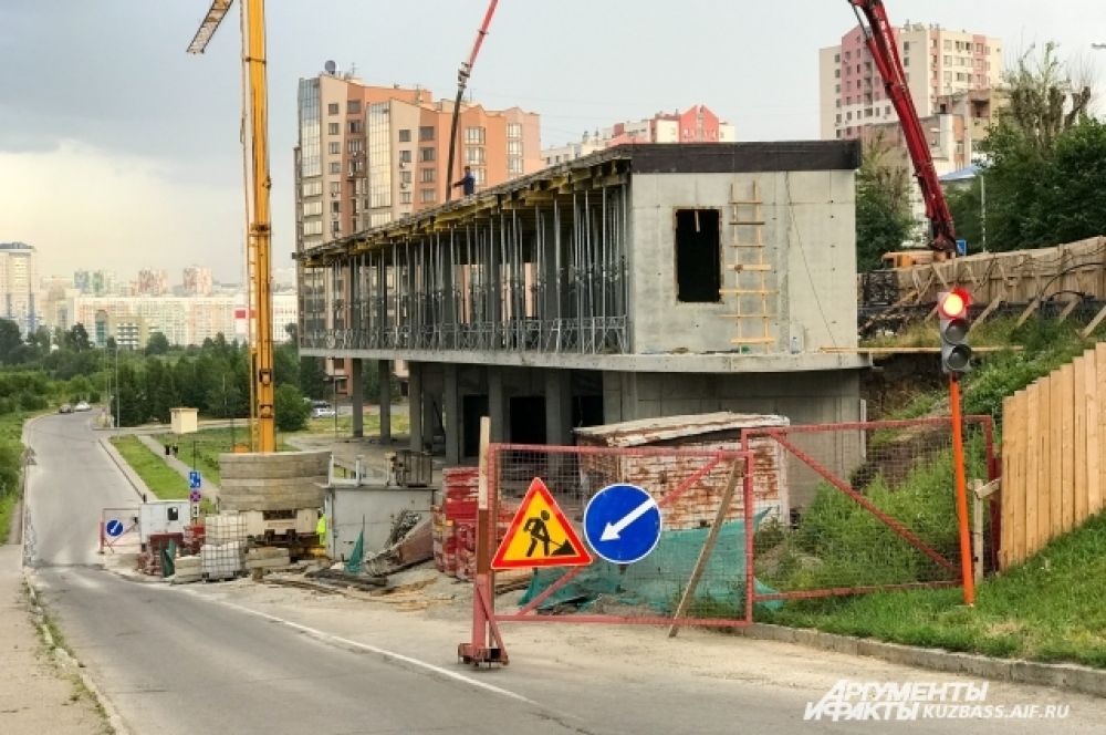 Кафе на Набережной напротив сквера «Орбита» начали строить в октябре 2019 года и планировали открыть уже в июне этого года, но что-то пошло не так.