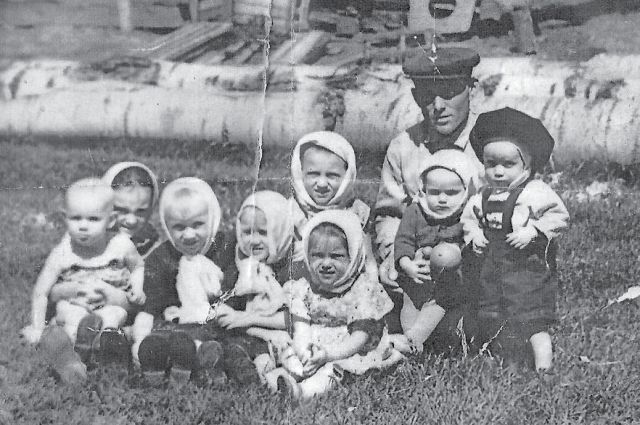 Дед Нейман с детьми.
