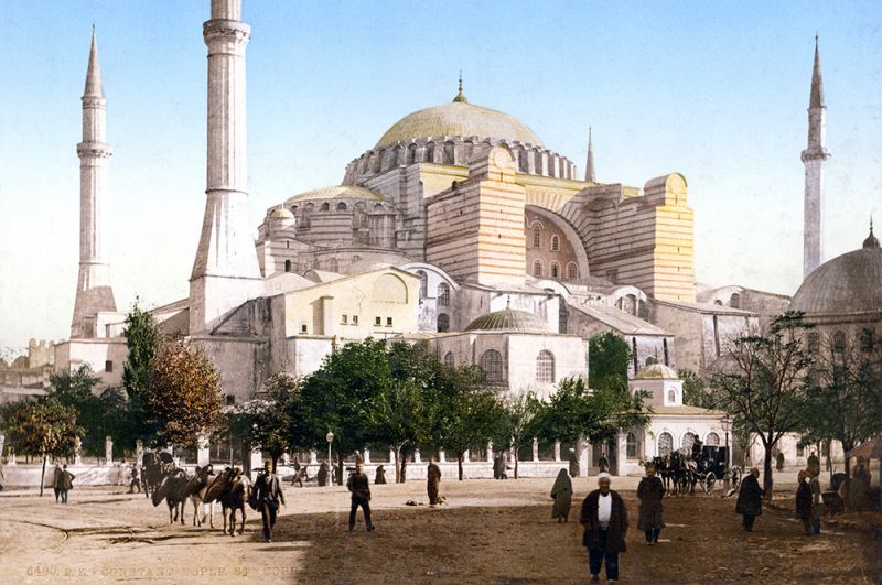 30 мая 1453 года султан Мехмед II, завоевавший Константинополь, вступил в собор Святой Софии, который был обращен в мечеть. К собору пристроили четыре минарета. 