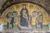 На строительство ушло три годовых дохода всей Византийской империи. На фото: мозаичное изображение императоров Константина и Юстиниана перед Богородицей.