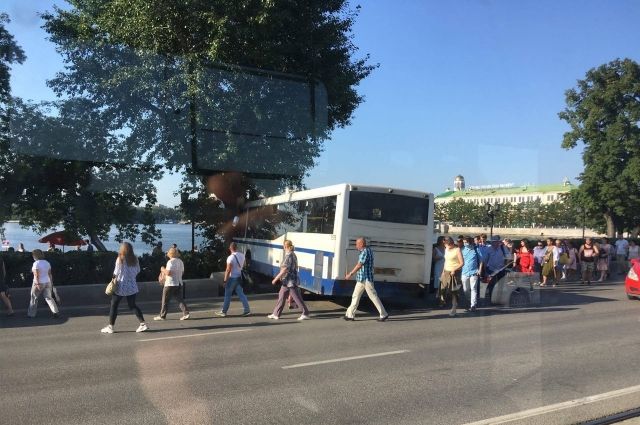 В центре Екатринбурга ДТП с автобусом остановило движение трамваев