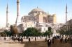 30 мая 1453 года султан Мехмед II, завоевавший Константинополь, вступил в собор Святой Софии, который был обращен в мечеть. К собору пристроили четыре минарета. 