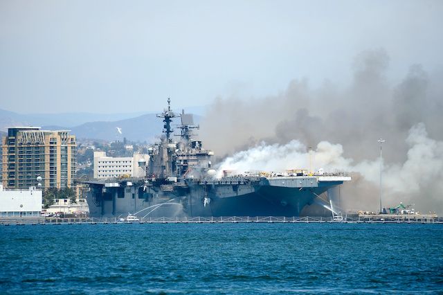 При пожаре на судне ВМС США в Сан-Диего пострадали 50 человек