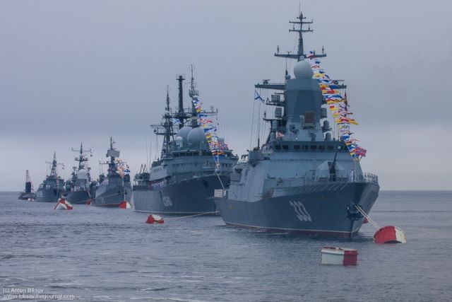 В акватории Невы прошла первая репетиция Главного военно-морского парада