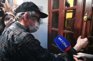 Михаил Ефремов возвращается домой после допроса.