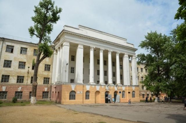 Остатки здания разрушенной школы-гиганта в Ростове выкинули в чистое поле