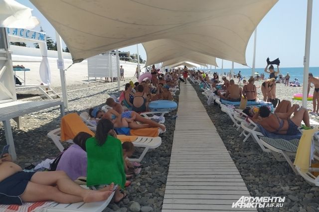 14 июля в Сочи запретили купаться, но на пляжах все равно много людей.