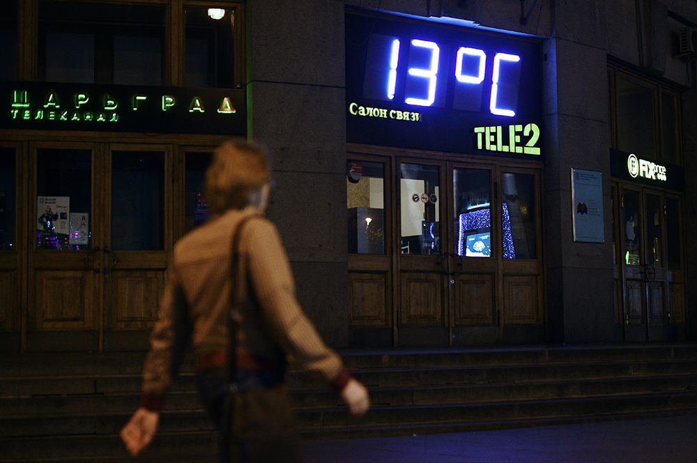 Июль 2019 года стал самым жарким месяцем в мире за всю историю наблюдений. Однако в Москве лето выдалось весьма прохладным. А в июле москвичей и вовсе ждало резкое похолодание, температура опускалась до 13°C.