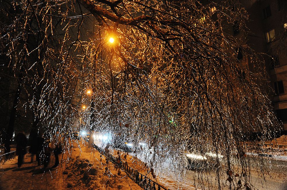 Зимой 2010 года в московском регионе прошел ледяной дождь. Он обрушился на Москву и Подмосковье в преддверии Нового года. 25 декабря шли продолжительные осадки в виде мороси, которые замерзли, из-за чего на утро абсолютно все оказалось покрыто ледяной коркой.