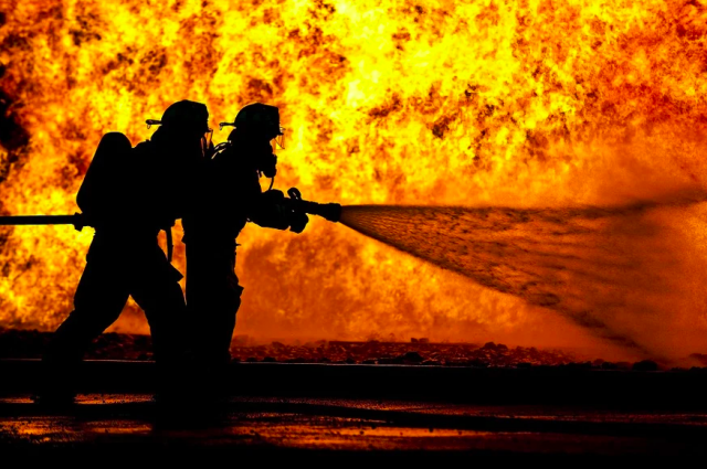 Более 8 часов огнеборцы тушили пожар в производственном цехе в Миассе