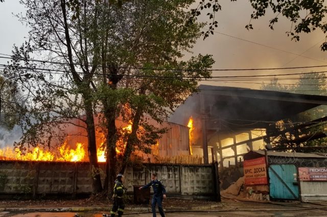Угроза взрыва: сильный пожар произошел на складе древесины в Челябинске