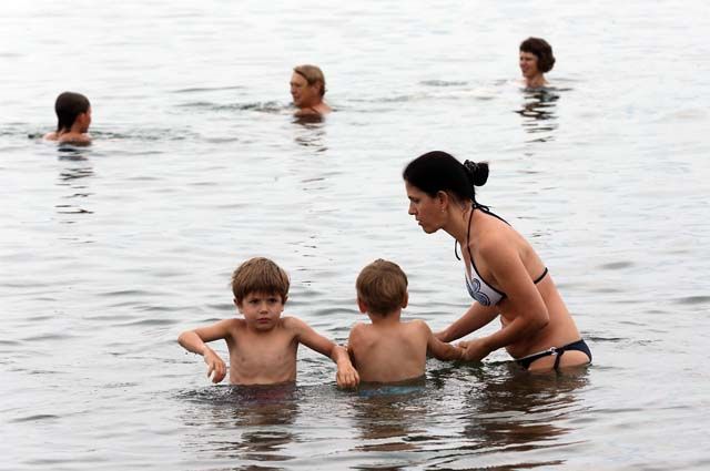 Взрослый, который присматривает за купающимися детьми, должен сам уметь плавать, оказывать первую помощь.  
