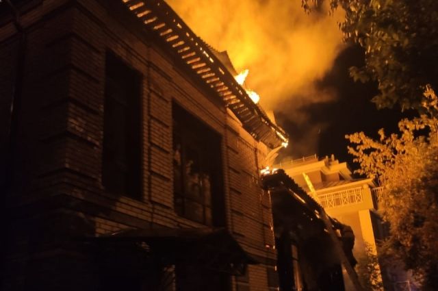 Деревянный дом горел в центре Иркутска