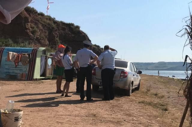 Полиция и спасатели ведут поиск пропавшего на воде подростка
