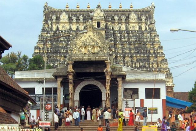 Главный (восточный) вход в храм Падманабхи с одноимённой улицы.