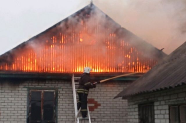 В Карачеве сгорел жилой дом на улице Луначарского