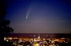Комета над городом Миндельхайм в Баварии, Германия.