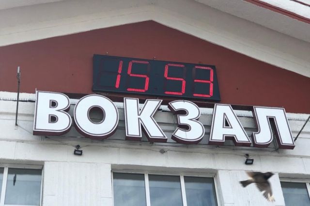 На здание ж/д вокзала в Барнауле установили новые часы