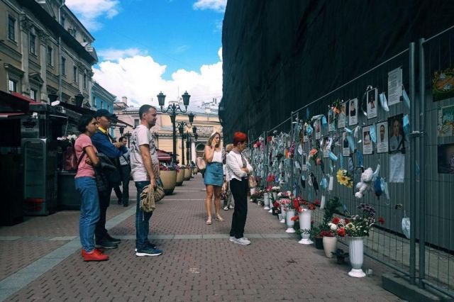 «Стена памяти» врачам, скончавшимся от коронавируса в Москве. Сейчас там 73 фото, в два раза больше, чем месяц назад. Приморью такой мемориал точно не нужен.