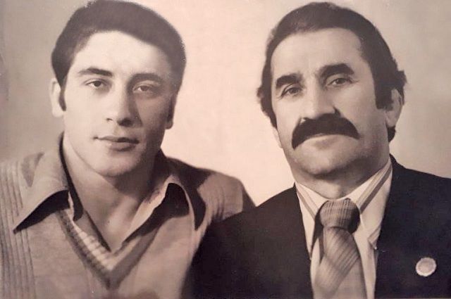 Камболат Габисов (справа) с одним из своих воспитанников, Олегом Калоевым - чемпионом Европы и СССР, 1981 год