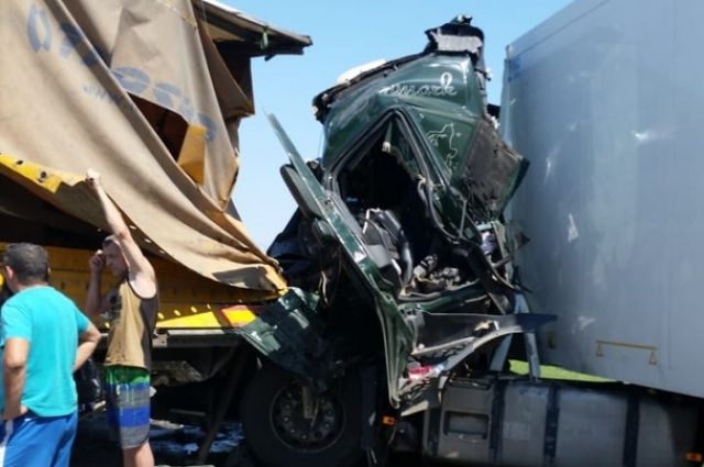 На омской «трассе смерти» произошла массовая авария с фурами и автобусом