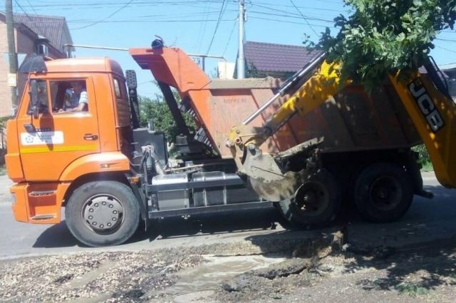 На Вольской в Саратове сотрудники ООО КВС меняют аварийный водопровод