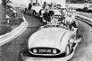 Тогда аттракционов было всего 16, входной билет стоил 1 доллар. На фото: президент Индонезии Сукарно катается на мини-автомобиле с Уолтом Диснеем, 1957 год.