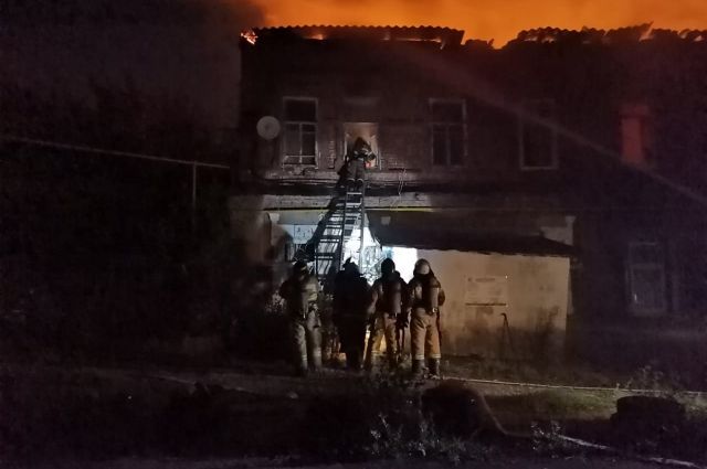 На пожаре в частном доме в центре Самары пострадали два человека