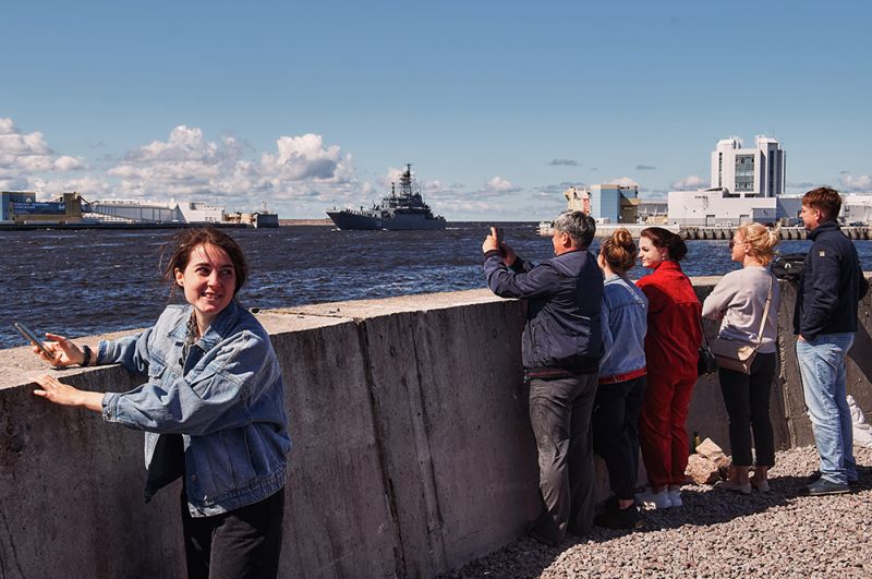 Зрители наблюдают за кораблями ВМФ России во время репетиции парада.