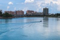 Несмотря на то, что купаться в Краснодаре нельзя, на Кубанской Набережной летом нередко кто-то, да ныряет в прохладную реку.
