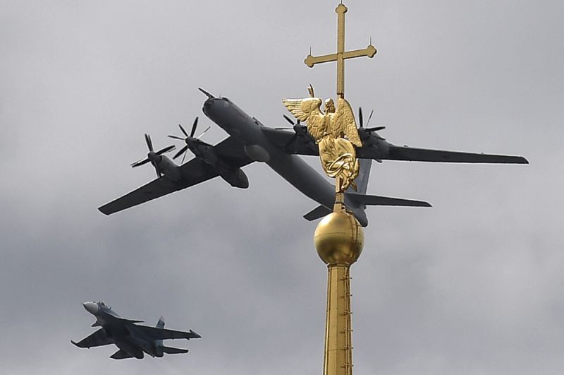 Дальний противолодочный самолет Ту-142 (справа) и истребитель Су-30СМ.