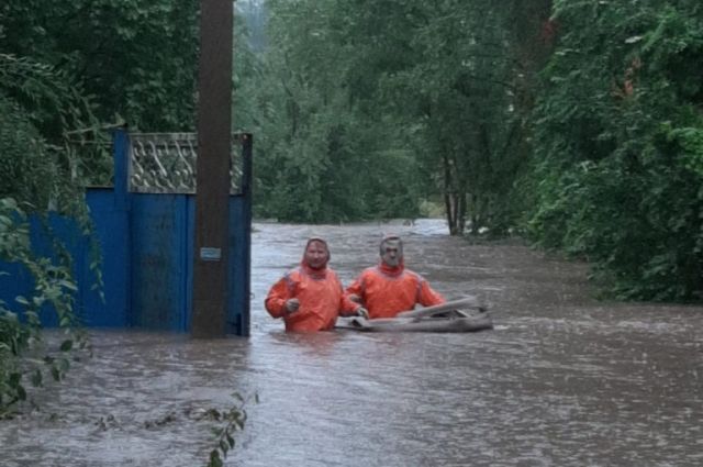 Спасатели эвакуировали людей из затопленных машин в Ростове
