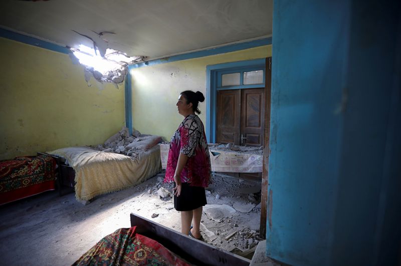 Женщина в доме, пострадавшем в результате обстрела, в селе Дондар Гушчу Товузского района Азербайджана.