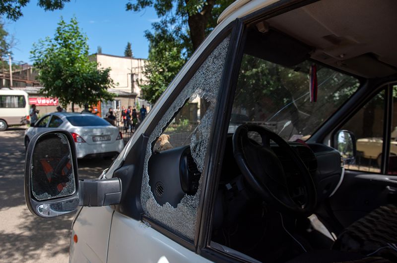 Автомобиль, поврежденный в результате обстрела на армяно-азербайджанской границе в селе Айгепар в Армении.