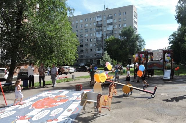 Энергетики подарили детскую площадку одной из лучших УК Тольятти