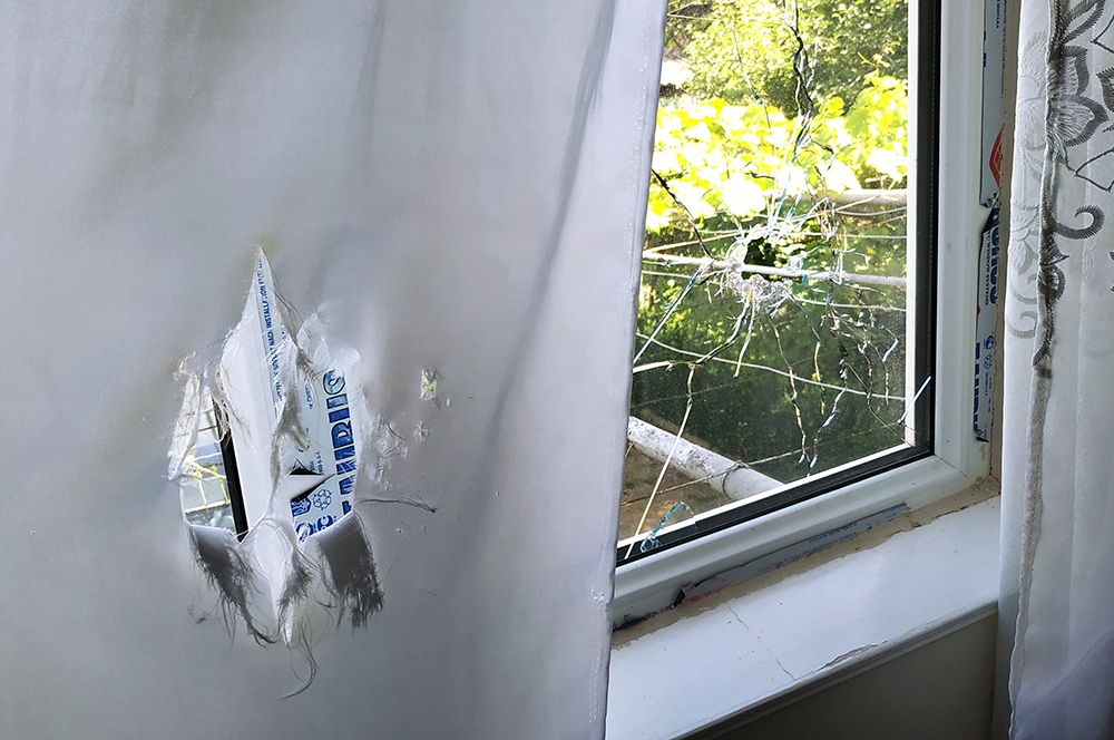 Повреждения в жилом доме, пострадавшем в результате обстрела на армяно-азербайджанской границе в селе Неркин Кармирахпюр в Армении.