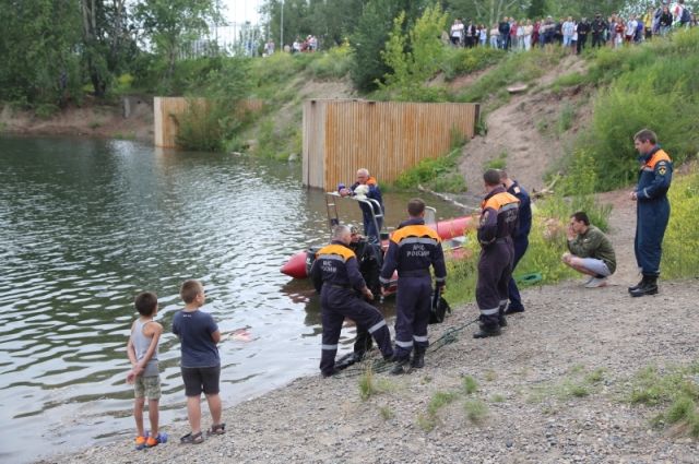 В Красноярске спасатели подняли тело мужчины, утонувшего на о. Татышев