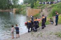 Спасателям примерно через час удалось найти тело мужчины и доставить его на берег.